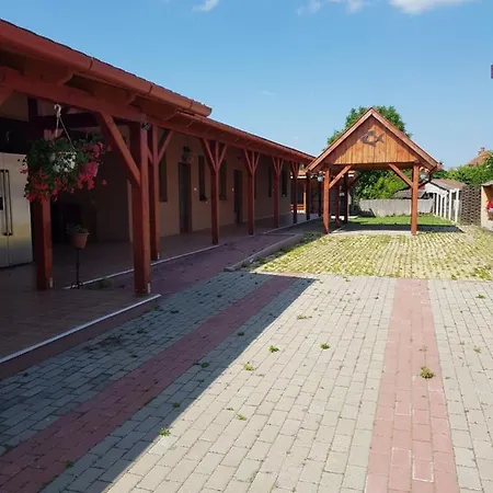 Tisza-tavirozsa Vendeghaz Apartment Tiszaszolos